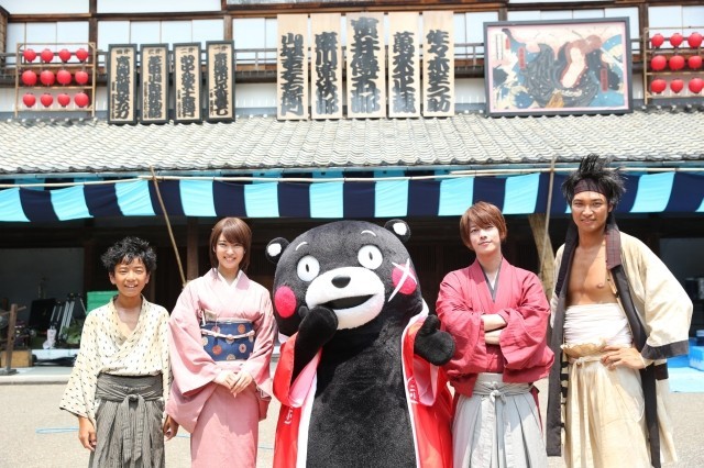 （左から）大八木凱斗、武井咲、くまモン、佐藤健、青木崇高