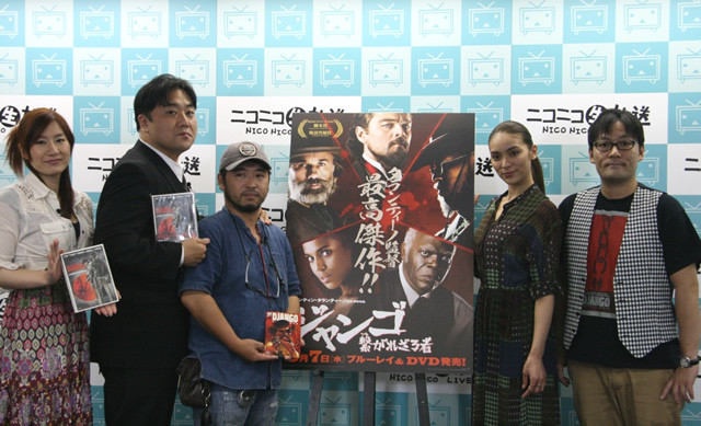 （左から）MCの行成とあとジャンクハンター吉田、 清水崇監督、秋元才加、コトブキツカサ
