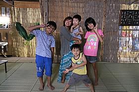 子役たちに囲まれ、劇中でも子だくさんの美奈子「LIFE!」