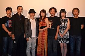 舞台挨拶に立った主演の平田満ら「モーニングセット、牛乳、春」