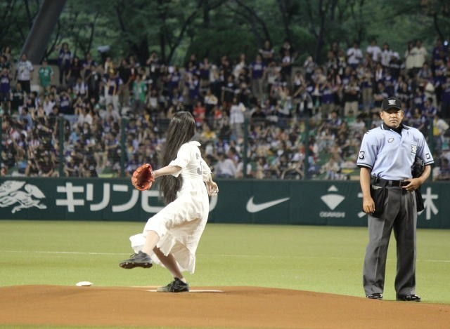 貞子、103キロの剛速球！脱“のろい”始球式に、西武ドームは大喝さい - 画像10