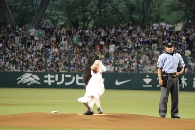 貞子、103キロの剛速球！脱“のろい”始球式に、西武ドームは大喝さい - 画像11