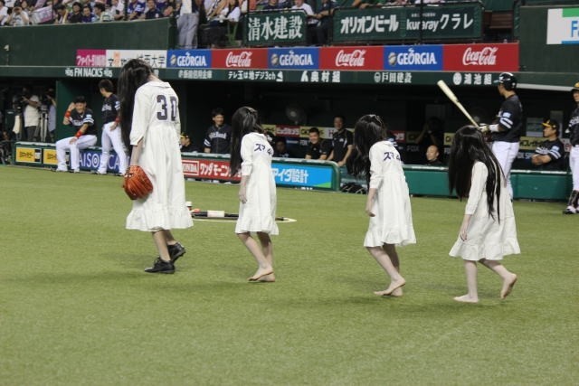 貞子、103キロの剛速球！脱“のろい”始球式に、西武ドームは大喝さい - 画像4