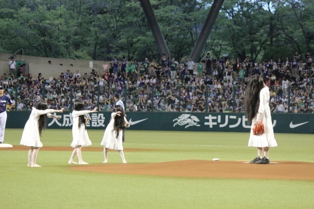 貞子、103キロの剛速球！脱“のろい”始球式に、西武ドームは大喝さい - 画像7