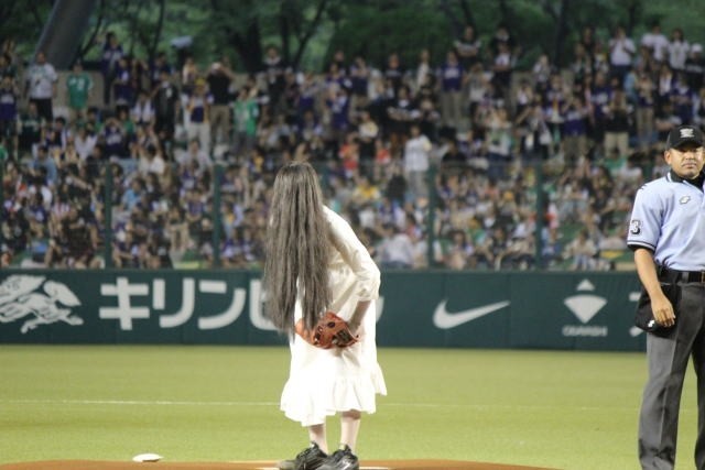 貞子、103キロの剛速球！脱“のろい”始球式に、西武ドームは大喝さい - 画像8