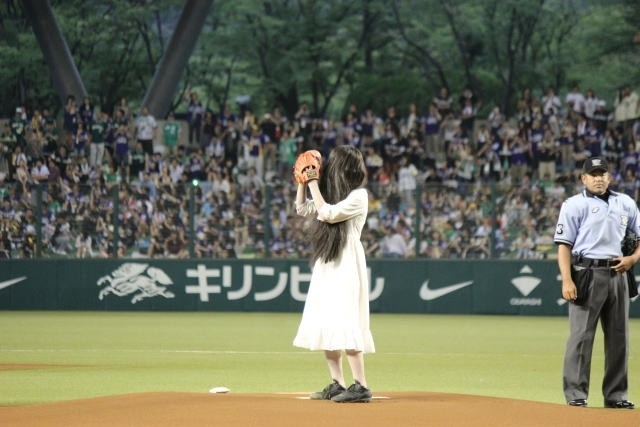 貞子、103キロの剛速球！脱“のろい”始球式に、西武ドームは大喝さい - 画像9