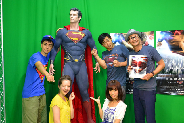 （左より）スーパーマン等身大フィギュアを囲むヒャダイン、 クリスティーン、愛川、ハマカーン浜谷・神田