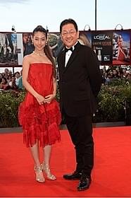 赤いドレスでレッドカーペットを歩いた瀧本美織(左)と、 スタジオジブリ星野康二社長(右)「風立ちぬ」