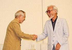 握手を交わした鈴木敏夫プロデューサーと宮崎駿監督「風立ちぬ」