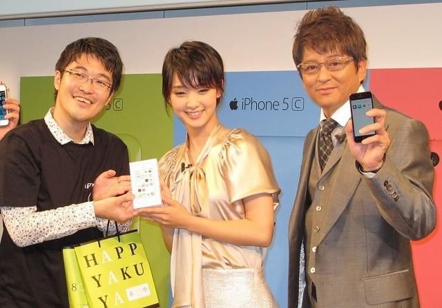 剛力彩芽＆哀川翔、iPhone新機種発売に大はしゃぎ