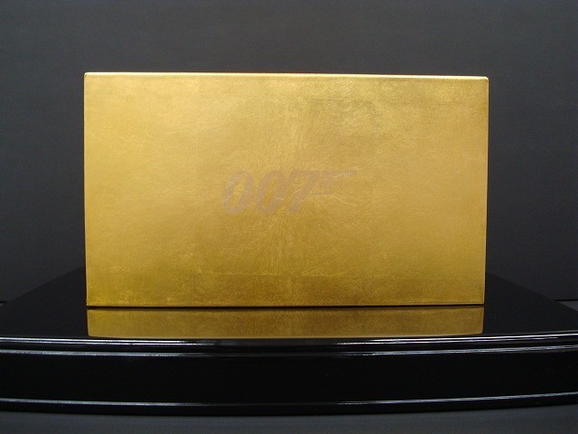 金箔がまばゆく輝く「007黄金BOX」