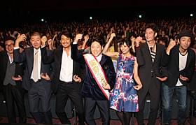 観客とともに「わき毛ボーボー」ダンスを披露「謝罪の王様」
