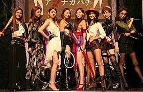 大胆なデザインの役衣装を披露したモデルガールズ「まほろ駅前番外地」