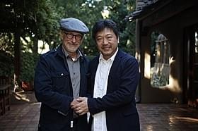 握手を交わす是枝裕和監督&スティーブン・スピルバーグ監督「そして父になる」
