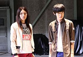 「奴隷区 僕と23人の奴隷」に主演する秋元才加と本郷奏多「奴隷区 僕と23人の奴隷」