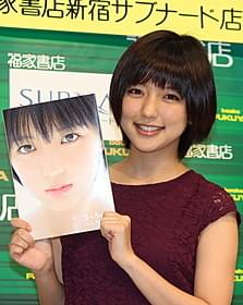 写真集の撮影で雨女を払拭? して笑顔の真野恵里菜