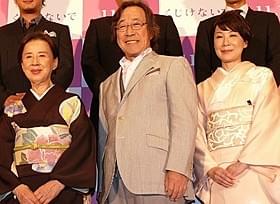 母・八千草薫、妻・伊藤蘭と並び笑顔をのぞかせる武田鉄矢「くじけないで」