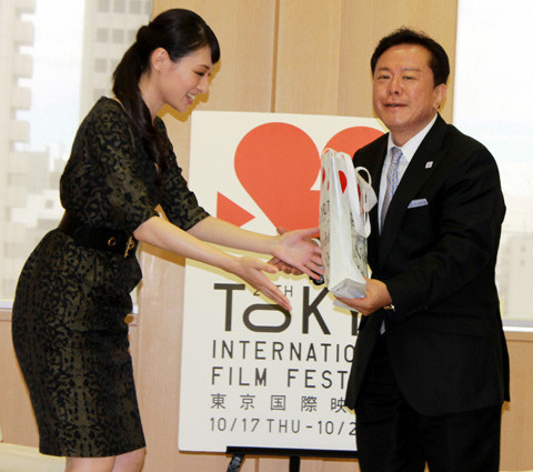 東京国際映画祭の“女神”栗山千明が猪瀬都知事を表敬 「東京オリンピック」特別上映も決定