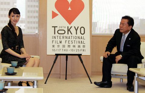 東京国際映画祭の“女神”栗山千明が猪瀬都知事を表敬 「東京オリンピック」特別上映も決定