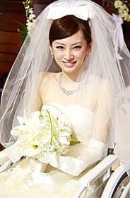 初めてのウエディングドレス姿を 披露している北川景子