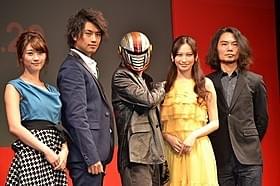 原幹恵、斎藤工、仮面ティーチャー、大政絢、守屋健太郎監督(左から)「劇場版 仮面ティーチャー」