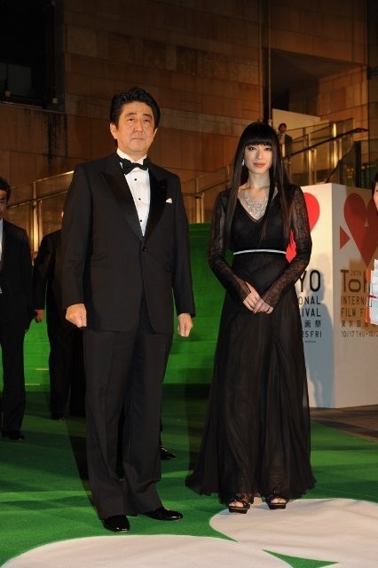 第26回東京国際映画祭、華々しく開幕！安倍晋三首相登場にファン3000人歓声