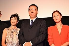 チェン・カイコー監督と寺島しのぶ、ムン・ソリ「レッド・ファミリー」