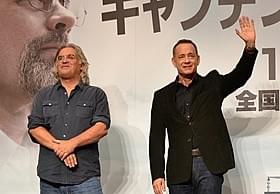 トム・ハンクス(右)とポール・グリーングラス監督「キャプテン・フィリップス」