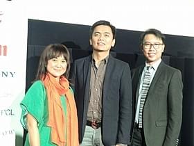 ジュン・ロブレス・ラナ監督(中央)と主演女優のユージン・ドミンゴ、 プロデューサーのペルシ・インタラン「ブワカウ」