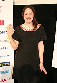 記者会見に出席した アリシア・バン・クーバーリング「サプライズ」