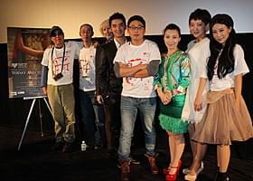 上映後のティーチインに出席したヤン・フイロン監督ら「今日から明日へ」
