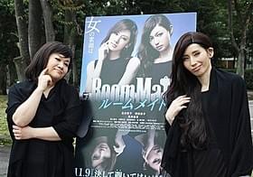 ポスターと並んだハリセンボンのふたり「ルームメイト」