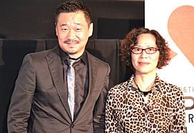 会見に出席したニン・イン監督と主演のワン・ジンチュン「オルドス警察日記」