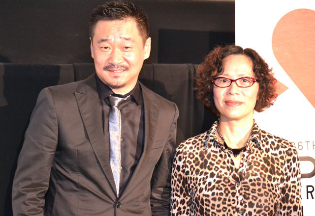 会見に出席したニン・イン監督と主演のワン・ジンチュン