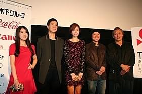 (右から)キム・ギドク、イ・ジュヒョン監督、 キム・ユミ、チョン・ウ、パク・ソヨン「レッド・ファミリー」