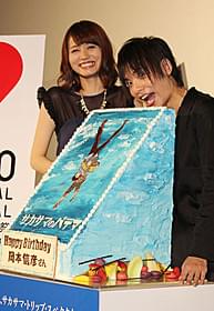 舞台挨拶に立った声優の藤井ゆきよと岡本信彦「サカサマのパテマ」