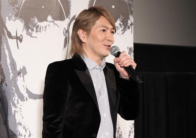 小室哲哉が映画館で初ライブ、ジョブズ氏に捧ぐ名曲「Departures」