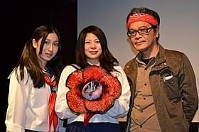 島村舞花、桜木梨奈、佐藤寿保監督(左から)「華魂」