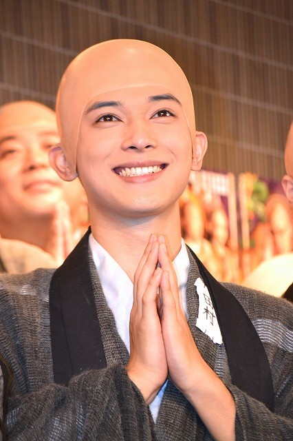 吉沢亮、青春コメディ舞台ぶっせんは歌って踊って仏教