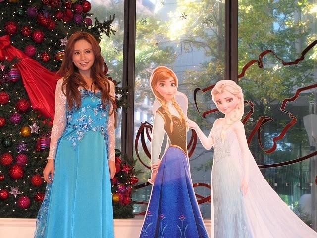 歌手のMay J.、丸ビルでディズニー新作「アナと雪の女王」の主題歌熱唱