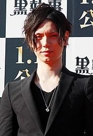 水嶋ヒロ、セバスチャンをイメージした赤い瞳で登場!「黒執事」