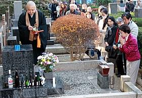 小津安二郎監督の墓前で焼香する司葉子「秋日和」