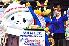 初対面を果たしたゾロリとさのまる、友近「映画かいけつゾロリ まもるぜ!きょうりゅうのたまご」