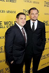 (左から)ジョナ・ヒルと主演・製作を務めたディカプリオ「ウルフ・オブ・ウォールストリート」