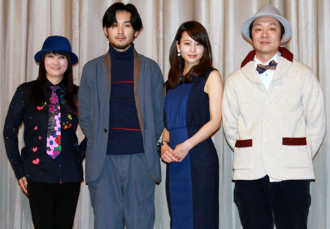 「麦子さんと」初日挨拶に出席した（左から） 余貴美子、松田龍平、堀北真希、吉田恵輔監督