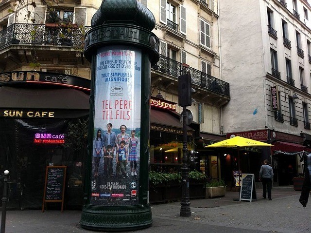 パリでお馴染みの広告塔に張り出された、 「そして父になる」のフランス版ポスター