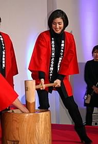 餅つきを行った天海祐希