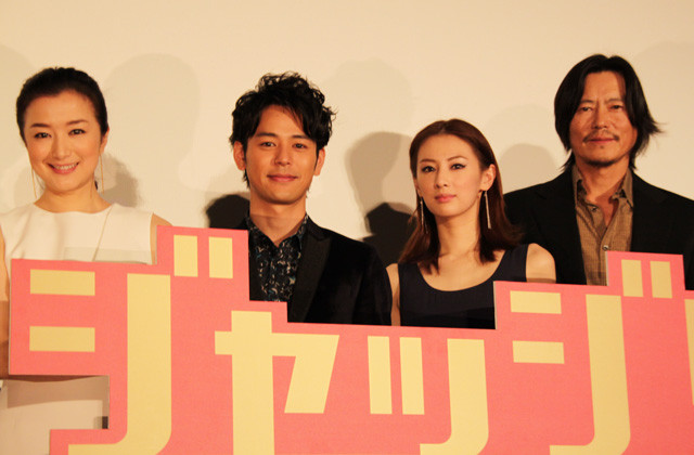 舞台挨拶に登壇した（左から） 鈴木京香、妻夫木聡、北川景子、豊川悦司