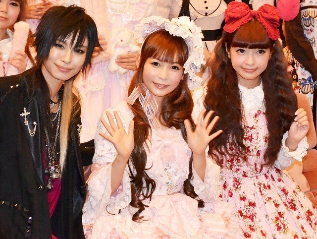 （左から）AKIRA、中川翔子、青木美沙子氏