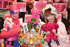 満員御礼に喜びを爆発させた中川翔子(右)「ヌイグルマーZ」